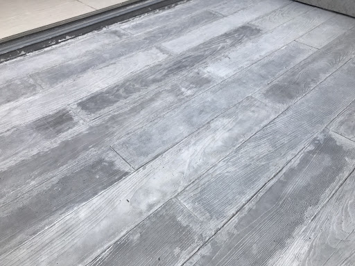 thi-cong-gach-be-tong-van-go-tai-da-nang