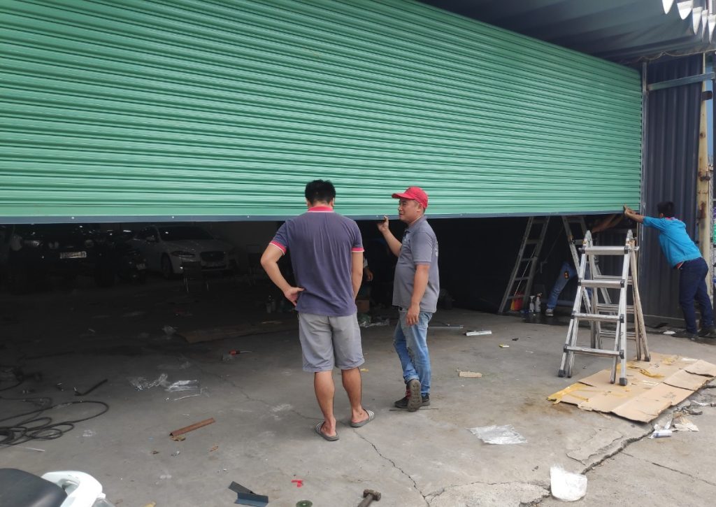 cửa cuốn kéo tay