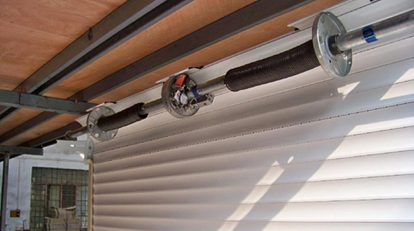 cửa cuốn kéo tay