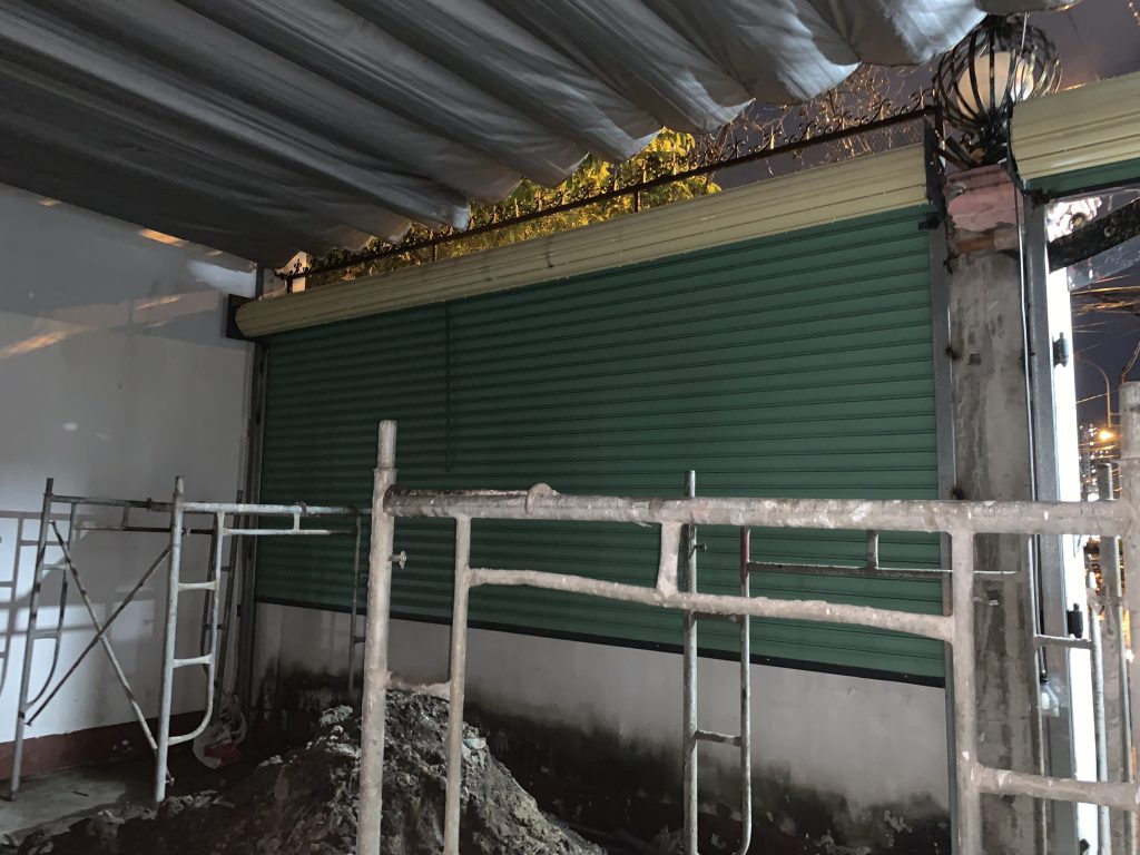 cửa cuốn kéo tay