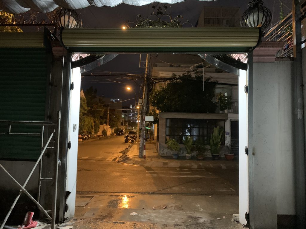 cửa cuốn kéo tay