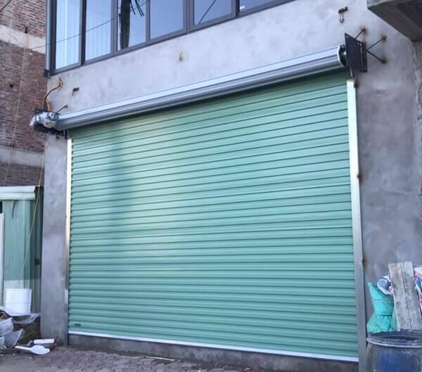 cửa cuốn kéo tay