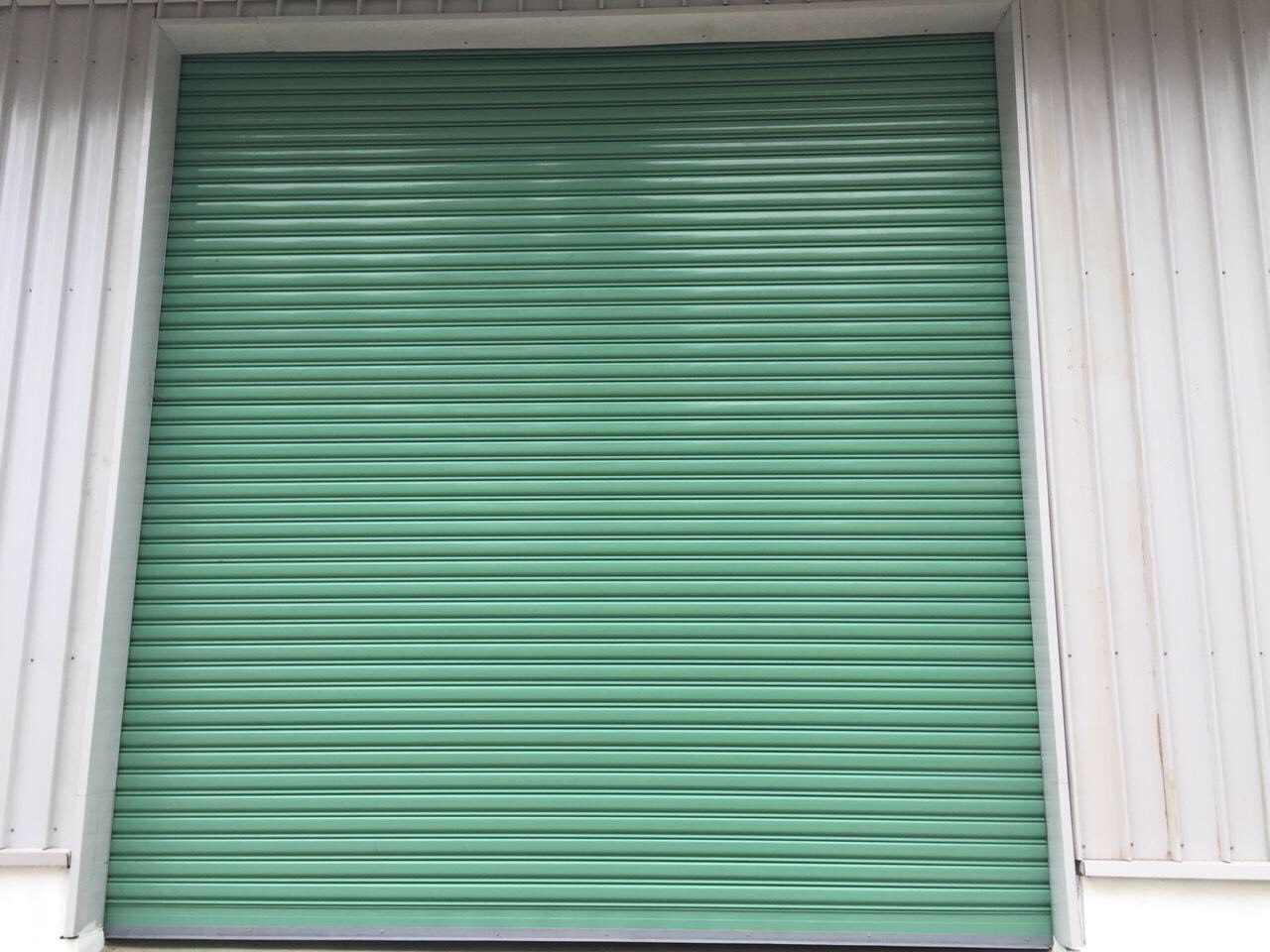 cửa cuốn kéo tay